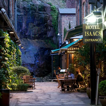 Isaacs Hotel 3*