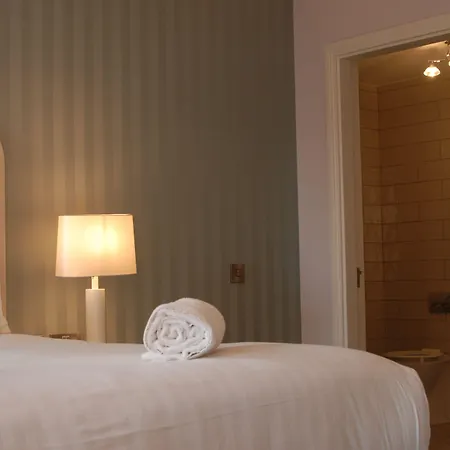 Isaacs Hotel