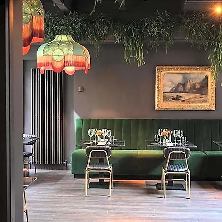 Isaacs Hotel