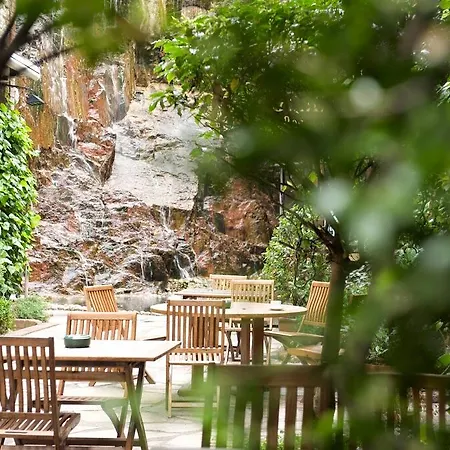 Isaacs Hotel 3*
