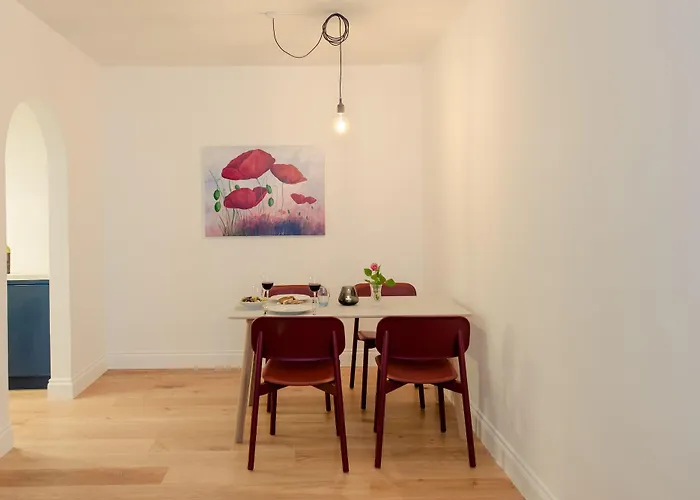 Отель Isaacs 3*