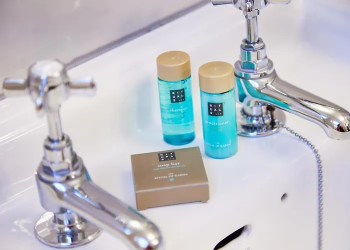 Отель Isaacs 3*