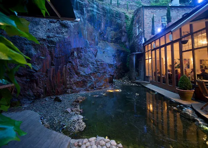 Отель Isaacs 3*